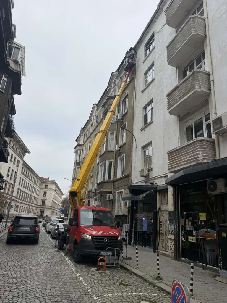 Автовишка, позиционирана на градска улица