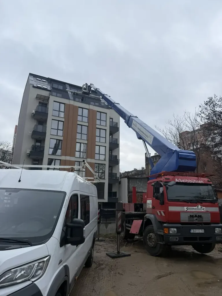 Автовишка в работна позиция на обект в София
