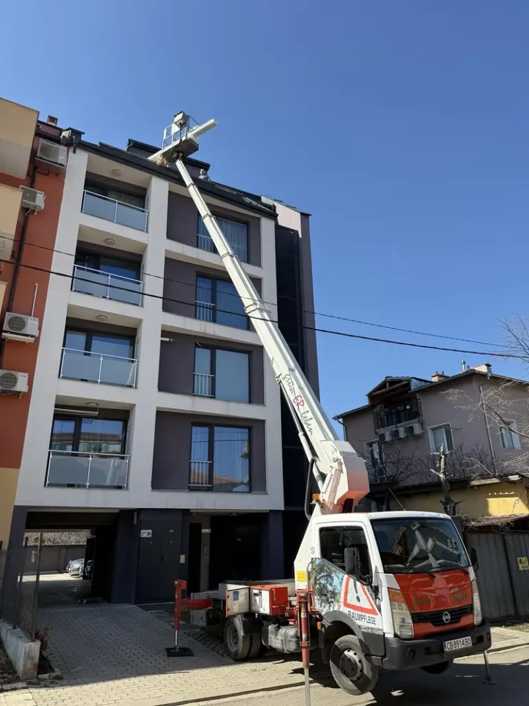 Автовишка при работа по фасада на жилищна сграда