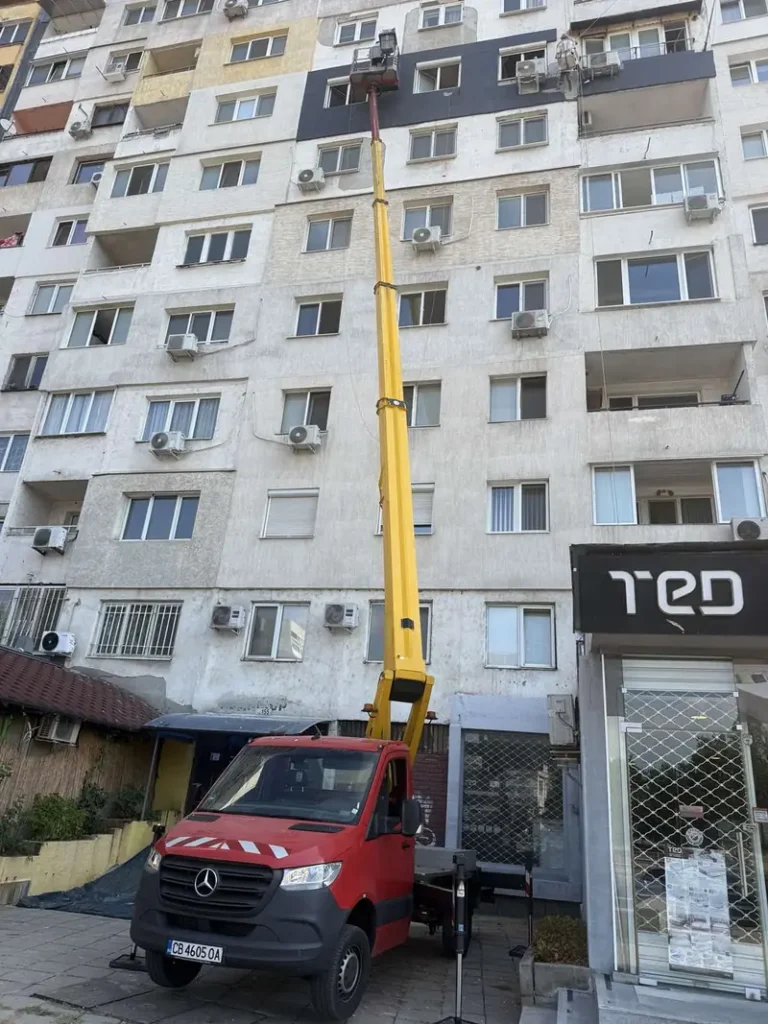 Автовишка със стрела над партерен търговски обект