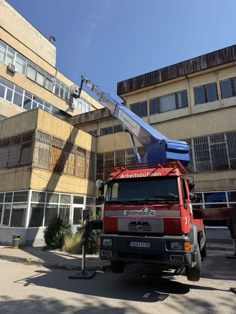 Автовишка в работна позиция до по-стара сграда