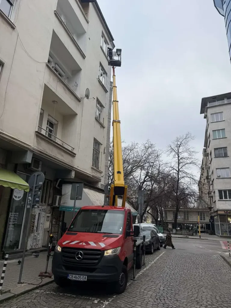 Автовишка, позиционирана на тясна улица в София