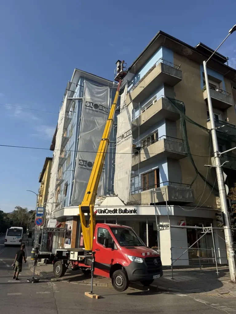 Автовишка със стрела, вдигната до сграда в централна градска част