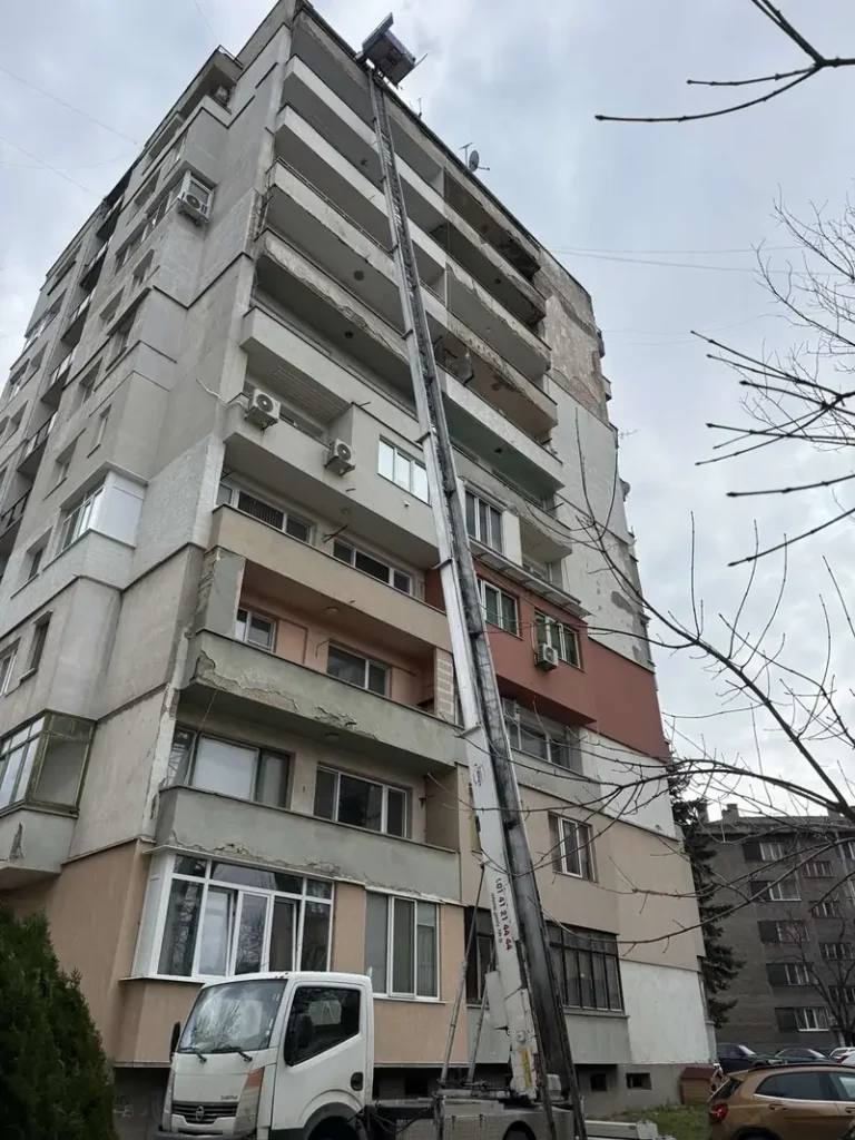 Подемник, изправен до панелен блок