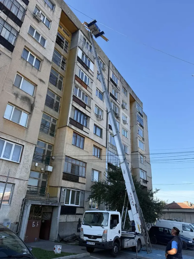 Подемник, изправен до горните етажи на панелен блок